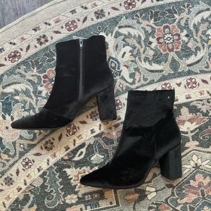 Simply Vera by Vera Wang Black Velour Heeled Booties Ankle Boots Size 10